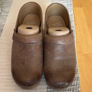 dansko nursing clogs